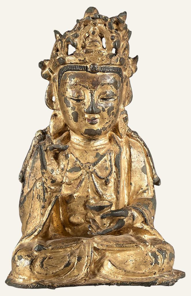 Chine, fin de la dynastie Ming (1368-1644). Statuette de Guanyin en bronze laqué or, H. 19 cm. Vente Paris Drouot, Thierry de Maigret, 13 juin 2025. Expert : cabinet Portier et associés. Estimé : 800/1 000 € Adjugé : 1 040 € (frais inclus)