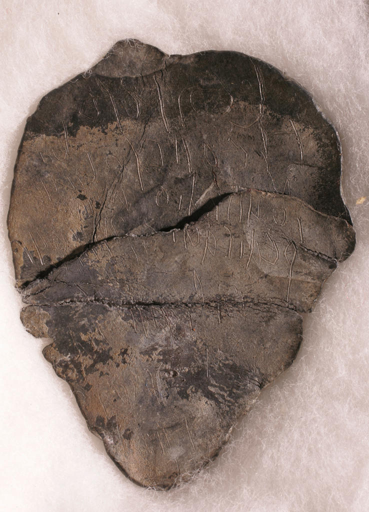 Plomb, 6 cm, IVe-Ve siècle. Fontaine chaude à Dax. 2003.14.1. 