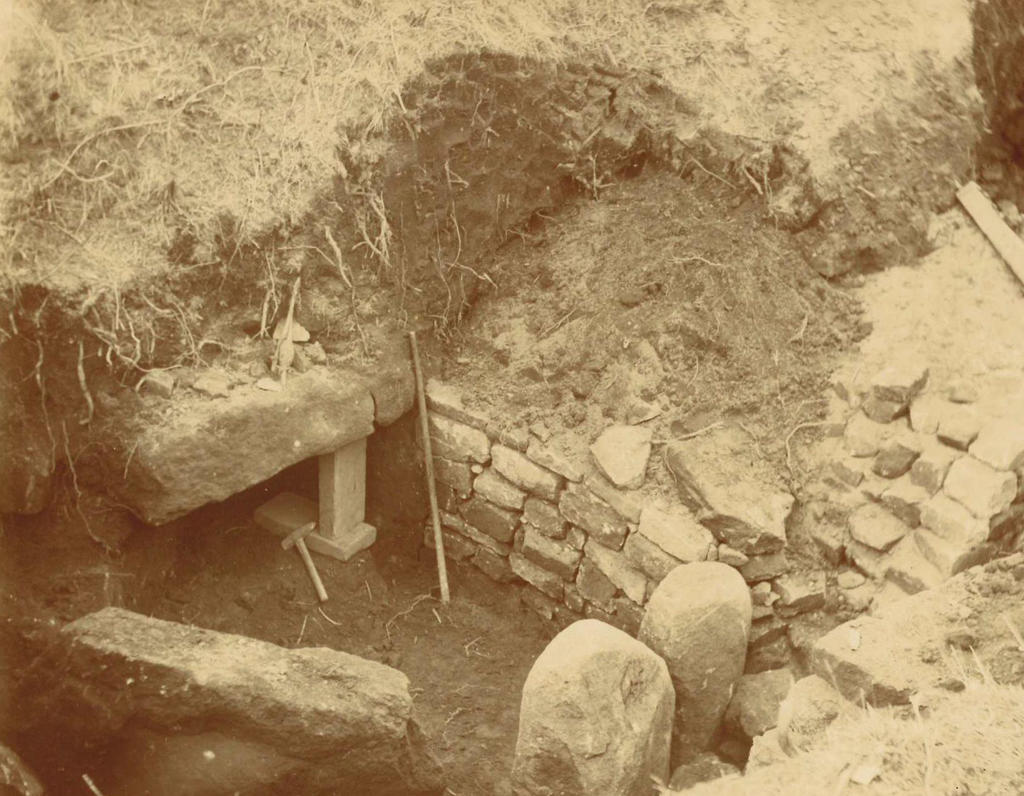 Vue des travaux de restauration menés par Z. Le Rouzic dans le tumulus du Moustoir. H/80/26/36.