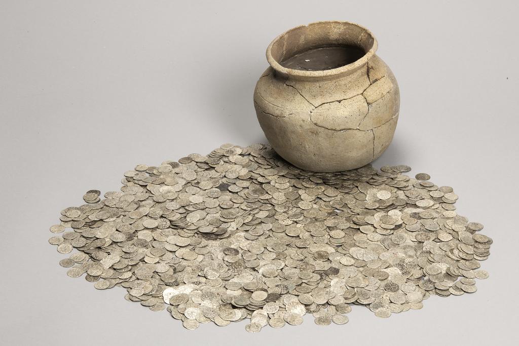 Métal et céramique, deuxième moitié du XIIIe siècle. 2012.0.4.2.0. 