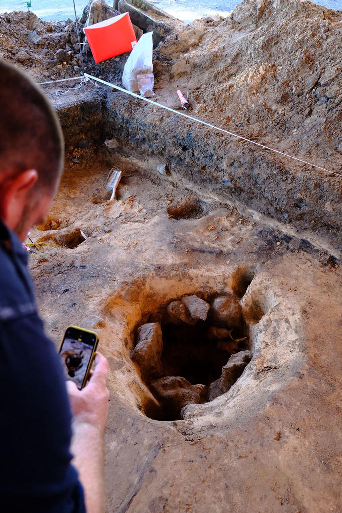 Trou de poteau 2046 avec pierres de calage. 