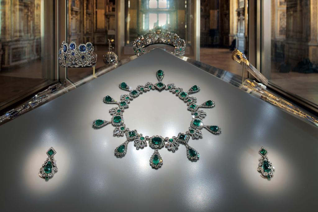 On pouvait admirer dans cette vitrine de la galerie d'Apollon fracturée par les malfaiteurs l'extraordinaire parure d’émeraudes offerte par Napoléon Ier à Marie-Louise.