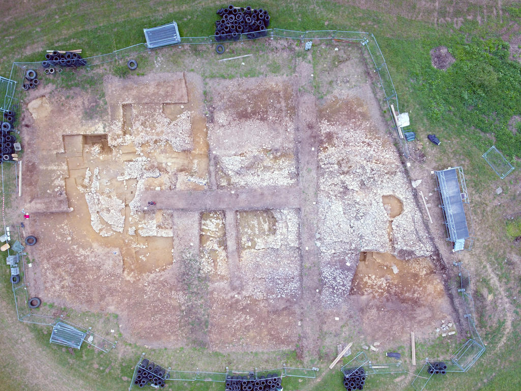 Vue de drone du cairn de Goasseac’h.