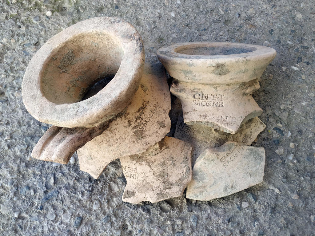 Estampilles des frères Sacconi imprimées sur le col des amphores. 