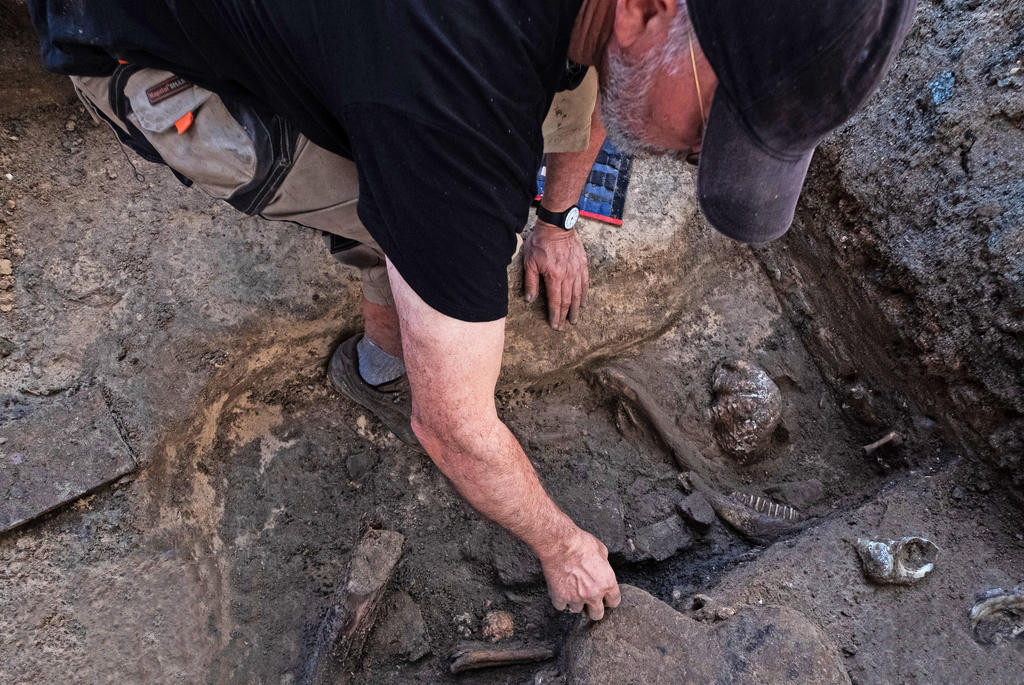 Fouille en cours d’une fosse dépotoir.