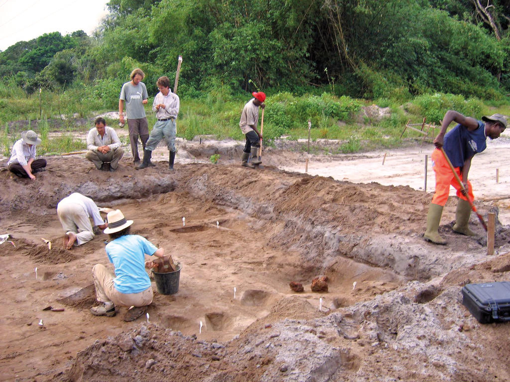 Archéologues, pédologues, archéobotanistes et écologues fouillant à Sable Blanc en Guyane française, au cœur de la forêt amazonienne. 