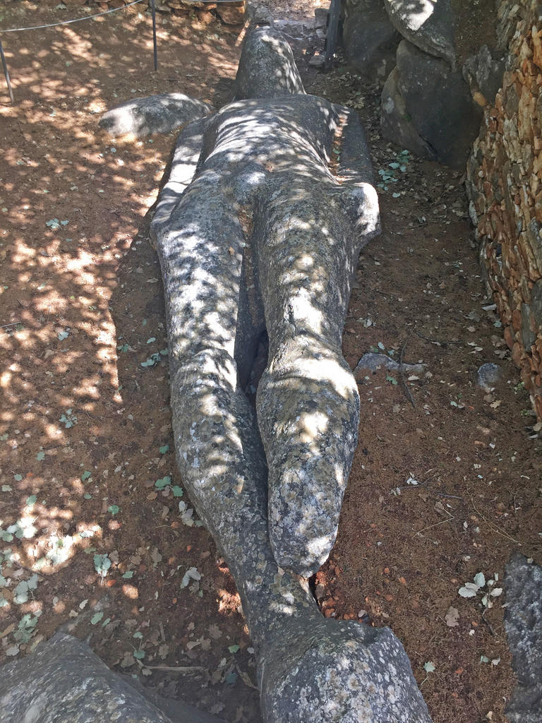 Kouros inachevé de Mélanès (Naxos), demeuré in situ. 