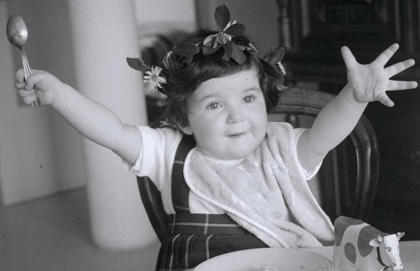 Denise Colomb (1902-2004), J’ai deux ans ! Paris, 1962. Fonds familial Denise Colomb. Charenton-le-Pont, Médiathèque du patrimoine et de la photographie.