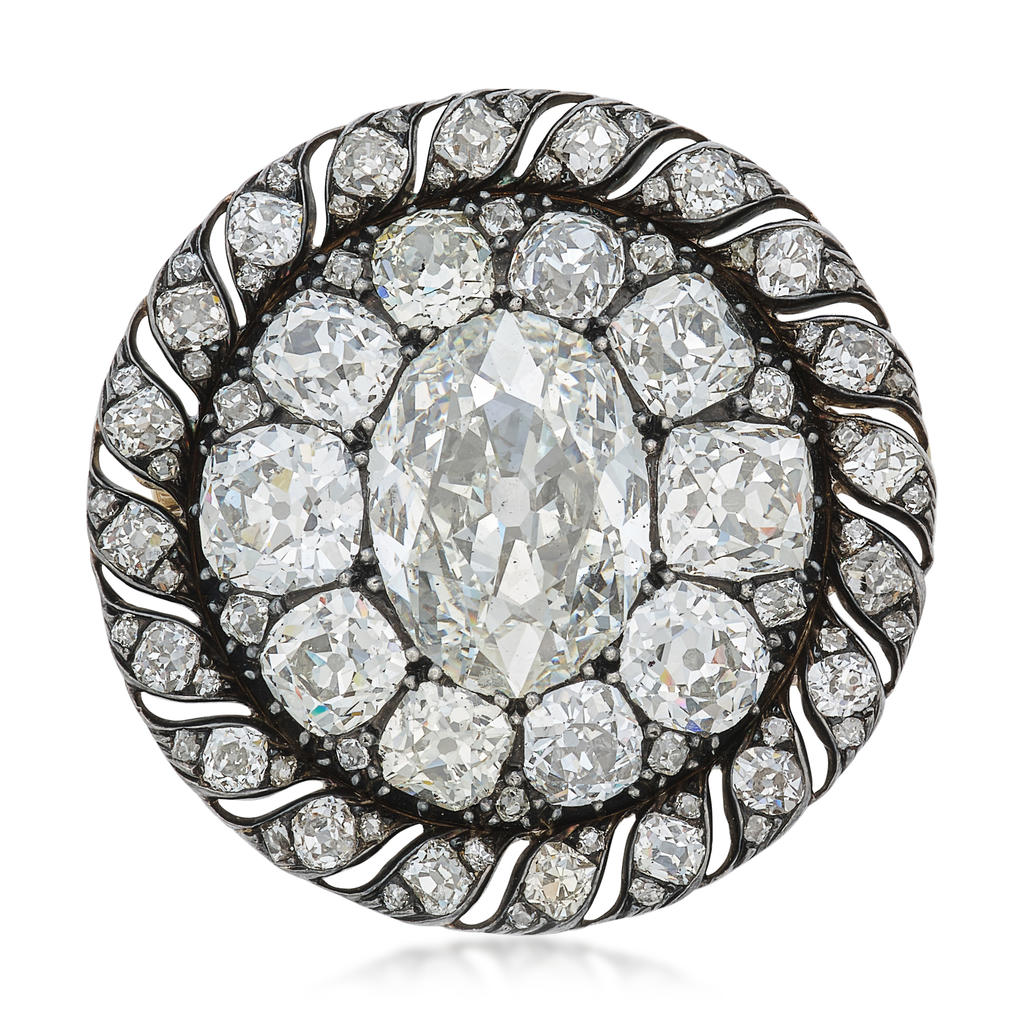 Bijou de chapeau de Napoléon Ier, début du XIXe siècle. Solitaire de 13,04 carats, entouré de diamants de taille ancienne et de taille Mazarin sertis dans une bordure ajourée. Vente Genève, Sotheby’s, 12 novembre 2025. Estimé : 120 000/200 000 CHF.