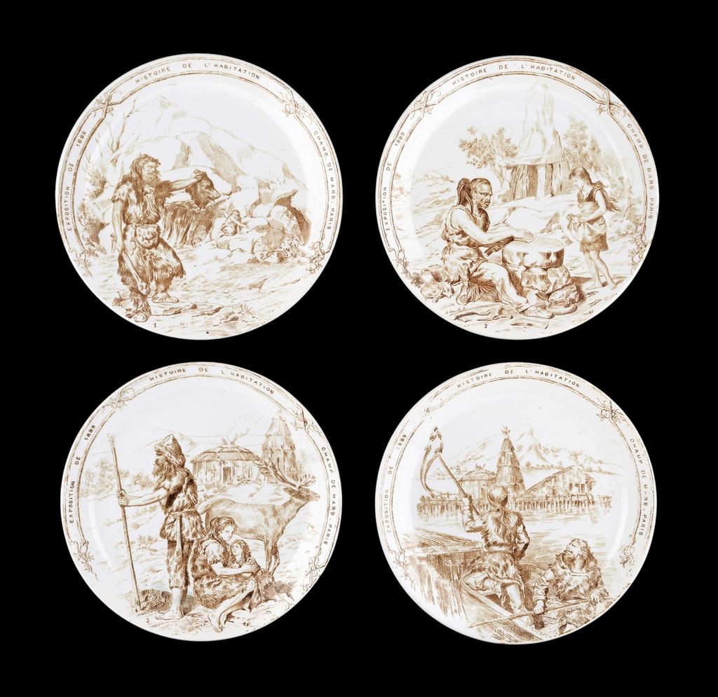 Manufacture Creil & Montereau, quatre assiettes de la série « Histoire de l’habitation » : 1. Troglodytes ; 2. Époque de la pierre polie ; 3. Époque du renne ;4. Lacustres – Âge du bronze.  1889, faïence fine à décor couvrant en impression brune, D : 20 cm. 
