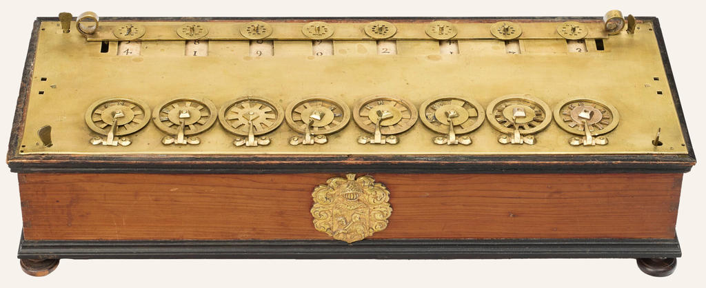 Blaise Pascal (1623-1662), la Pascaline, 1642. Machine d’arpentage : 8 roues : 5 de 10, 1 de 6 et 2 de 12. Laiton, caissette de bois ornée de baguettes d’ébène, 36 x 12,5 x 6,5 cm. Estimé : 2/3 M€. 