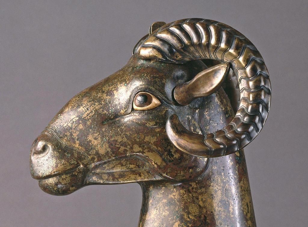 Détail d'un casque en bronze orné d'une tête de bélier provenant de Métaponte. VIe-Ve siècle avant notre ère.