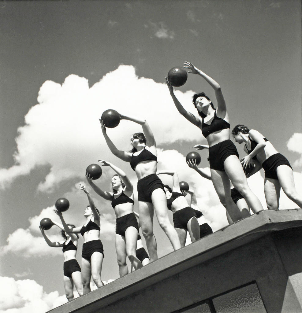 Denise Bellon (1902-1999), Corposano, Esplanade du Trocadéro, Paris, 1939. Tirage d’époque. 