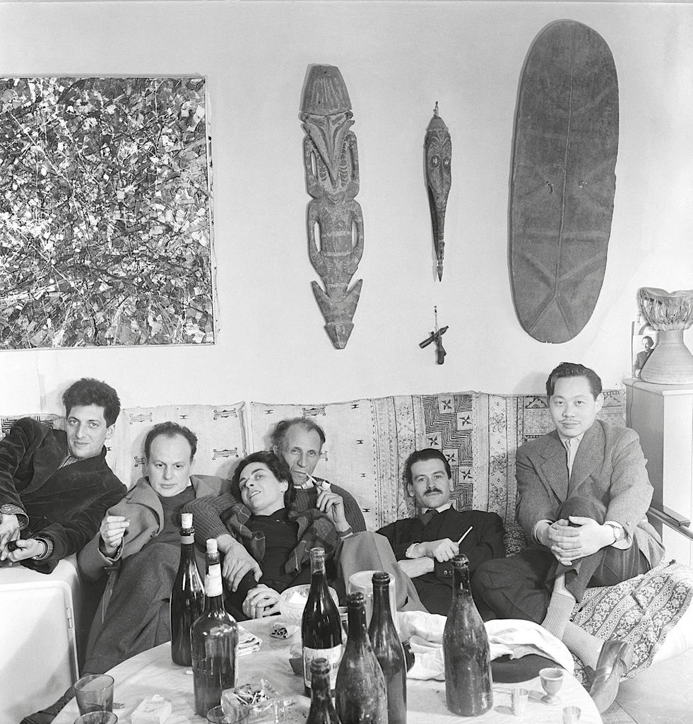 Denise Colomb, Galerie Pierre, 1953. Pierre Loeb à la Galerie Pierre, de gauche à droite : Jean-Paul Riopelle (1923-2002), Jacques Germain (1915-2001), Maria Helena Viera da Silva (1908-1992), Georges Mathieu (1921-2012), Zao Wou-Ki (1920-2013). Charenton-le-Pont, Médiathèque du patrimoine et de la photographie.
