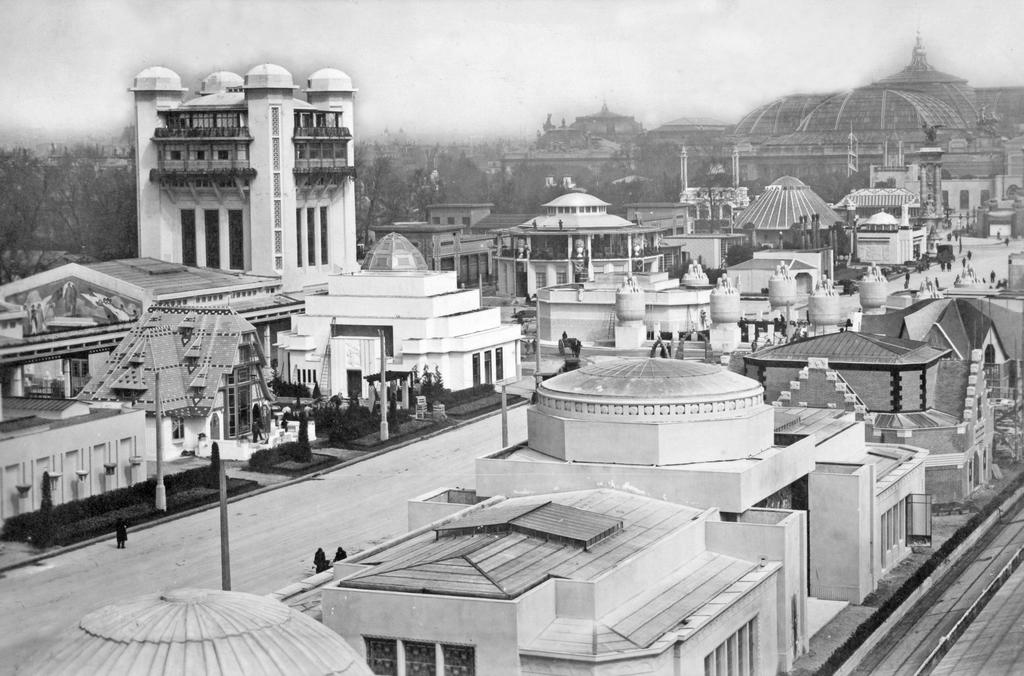 L'esplanade des Invalides couverte de pavillons pendant l'Exposition internationale des arts décoratifs et industriels modernes de 1925.