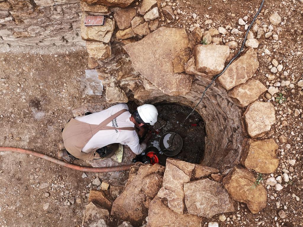 Fouille d’un des puits du chantier d’Izernore.