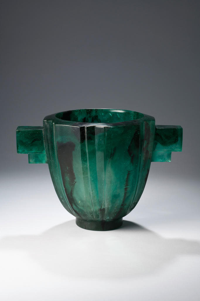 François Décorchemont (1880-1971), Gros bol taillé, anses cubiques, modèle 451, 1931, verre. Collection particulière.