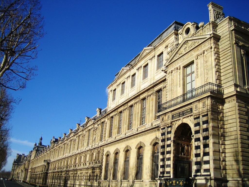 Laurence des Cars, présidente-directrice du Louvre, a souligné le manque de protection par vidéosurveillance des abords du musée, notamment à proximité des fenêtres de la galerie d’Apollon, côté Seine.