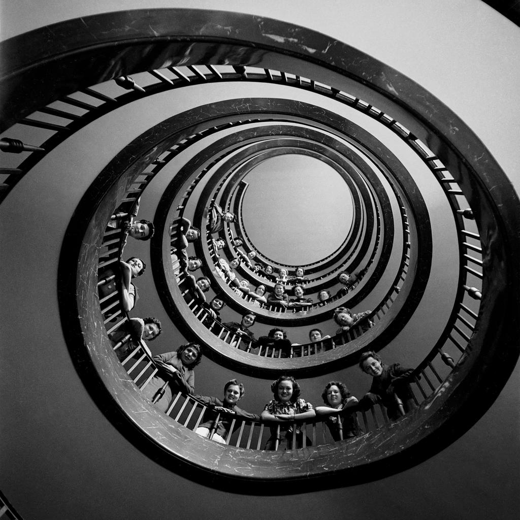 Gaston Paris, Le corps de ballet de l’Opéra de Paris dans un escalier de l’Opéra Garnier, Paris, vers 1937-1938.
