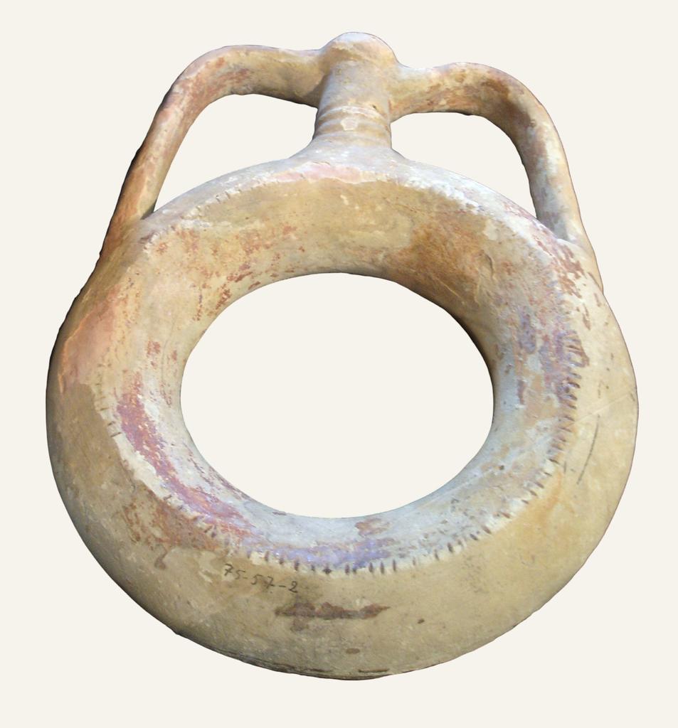 Céramique fine, Xe siècle. Provenance : Saint‑Raphaël, épave Agay A. Fouilles A. Visquis, découverte A. Visquis et P. Danneyrol en 1962. Inv. D75-57-2.