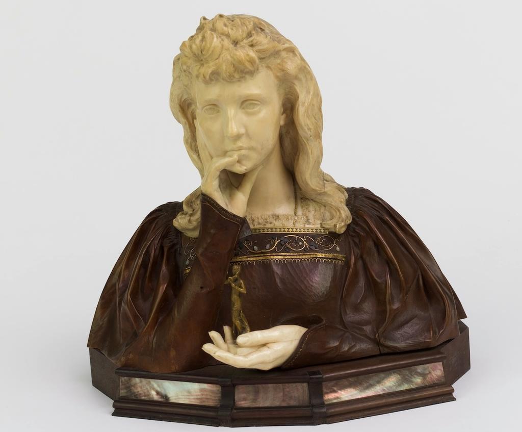 Jean Dampt (1854-1945), Réflexion ou buste de la Comtesse de Béarn, 1897. Ivoire, poirier, bois d’amarante, cuivre, or, nacre et pierres de couleur (opales, turquoises), 30,6 x 13,7 cm. Collection privée.