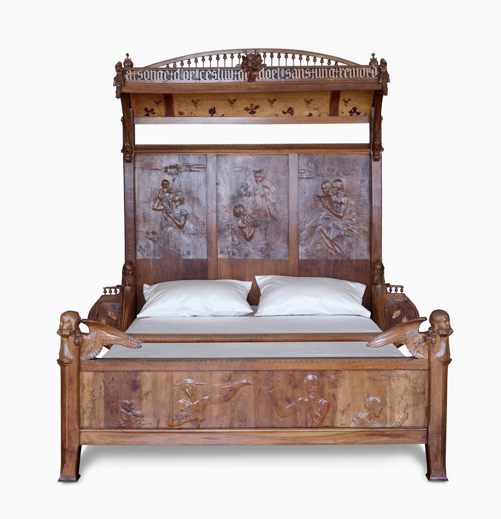 Jean Dampt (1854-1945), Lit des Heures, 1896. Noyer, alisier, chêne, érable, amarante, manil, prunier et mirabellier, 229 x 176 x 220 cm. Dijon, musée des Beaux-Arts.