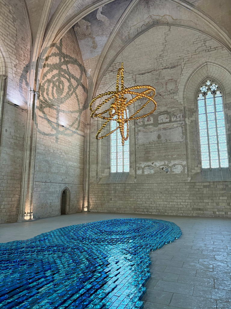 Jean-Michel Othoniel (né en 1964), Les Cosmos et la Rivière bleue, composée de 7 500 briques de verre, installés dans la Grande Chapelle du Palais des Papes, en Avignon. 