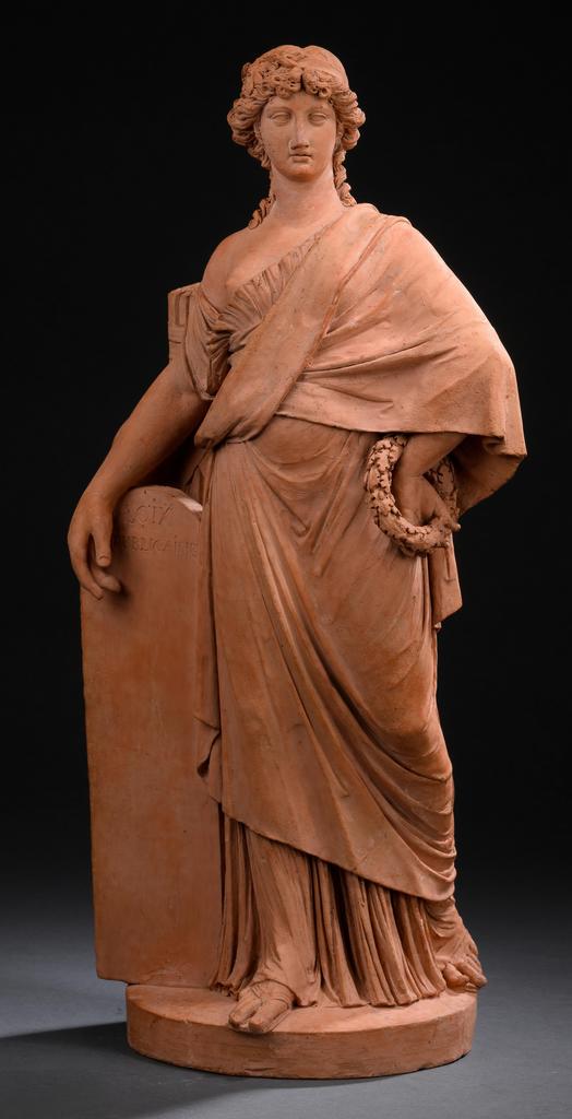 Joseph Chinard (1756-1813), La Loi, vers 1793-1794. Terre cuite patinée, H. 47,5 cm. Porte les inscriptions « Loix républicaines » et « Droits / de l’Homme » sur la face et le côté droit des tables des lois républicaines. Estimé : 50 000/80 000 €. 