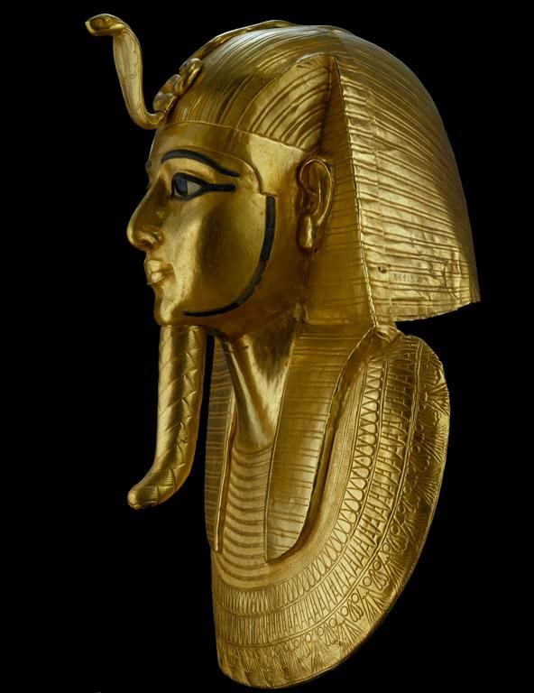 Masque funéraire en or de Psousennès Ier, issu du trésor de Tanis. Troisième Période intermédiaire (1040-990 avant notre ère).