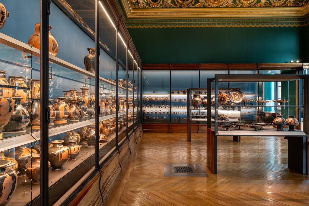La galerie Campana, dans l'aile Sully du musée du Louvre, restera fermée dans l'attente d'études complémentaires et de travaux, les poutres du plancher de l'étage supérieur étant fragilisées.