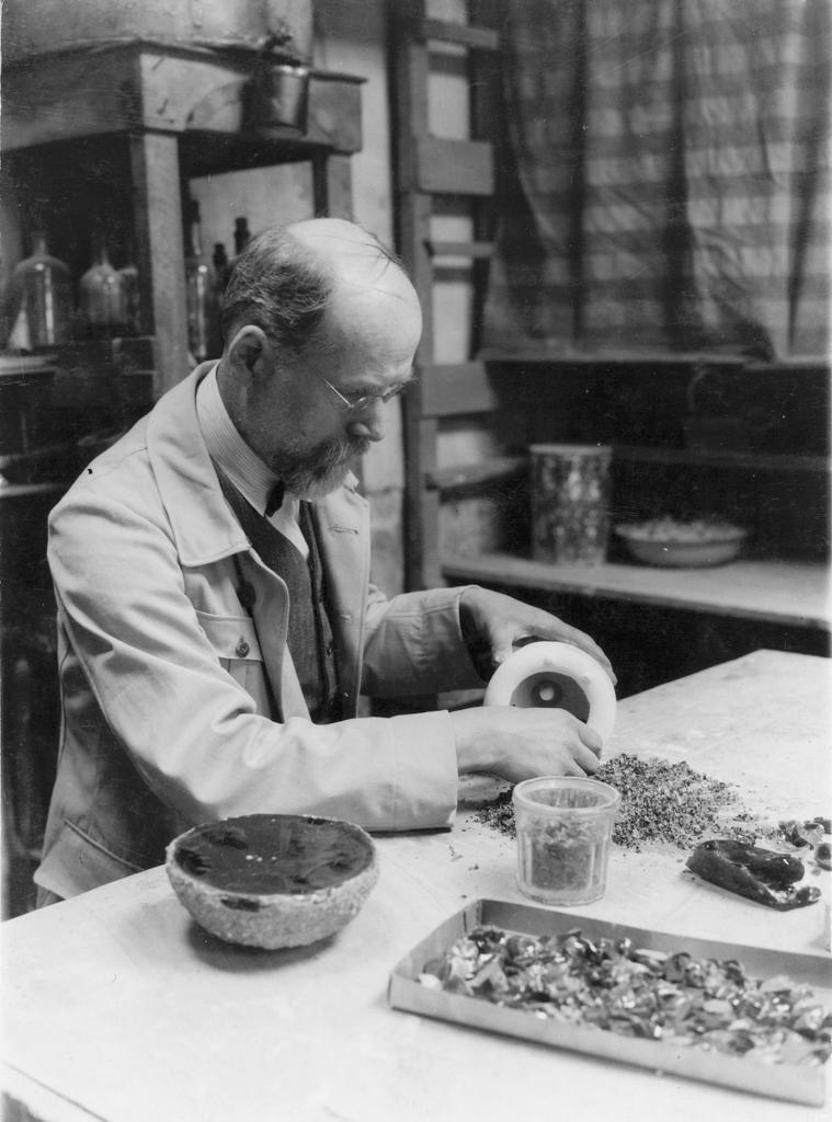 Anonyme, François Décorchemont faisant ses mélanges de couleurs, 1928, photographie. Coll. Conches, MVFD.