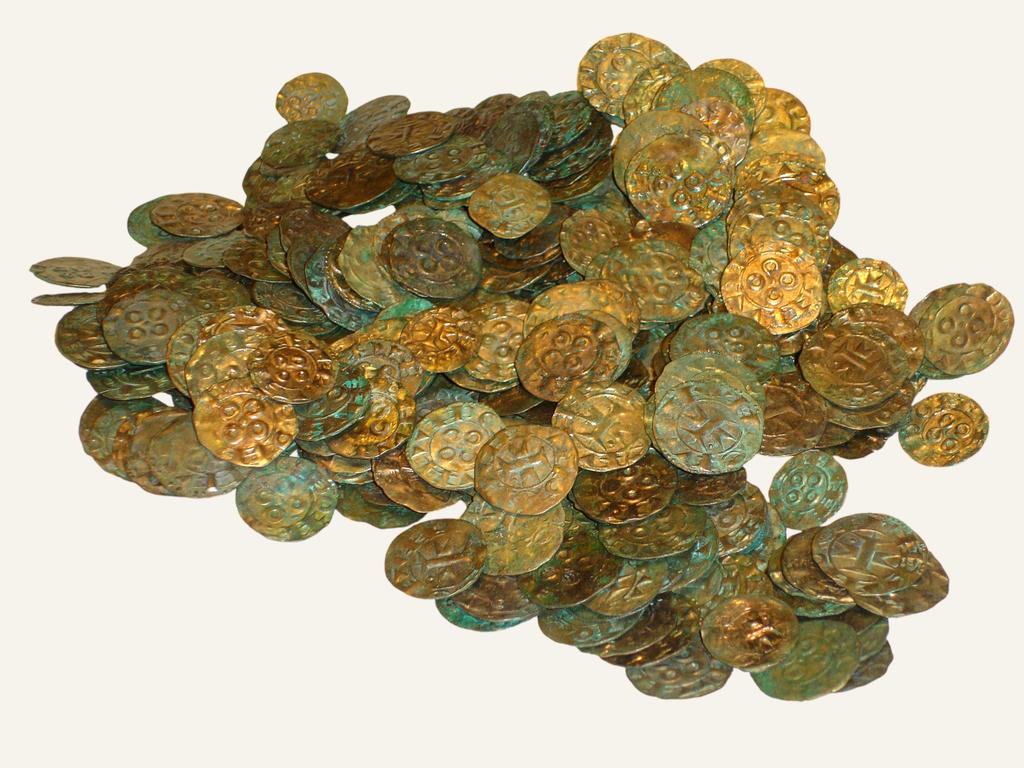 Argent et bronze, XIIe ou XIIIe siècle. Provenance : Crypte de l’église romane de Saint-Raphaël. Fouilles P.-A. Février. Inv. M09-1/M09-362. 