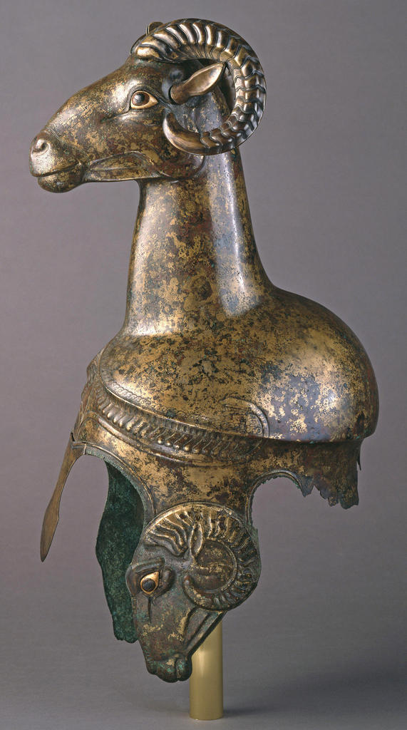 Casque en bronze orné d'une tête de bélier provenant de Métaponte. VIe-Ve siècle avant notre ère.
