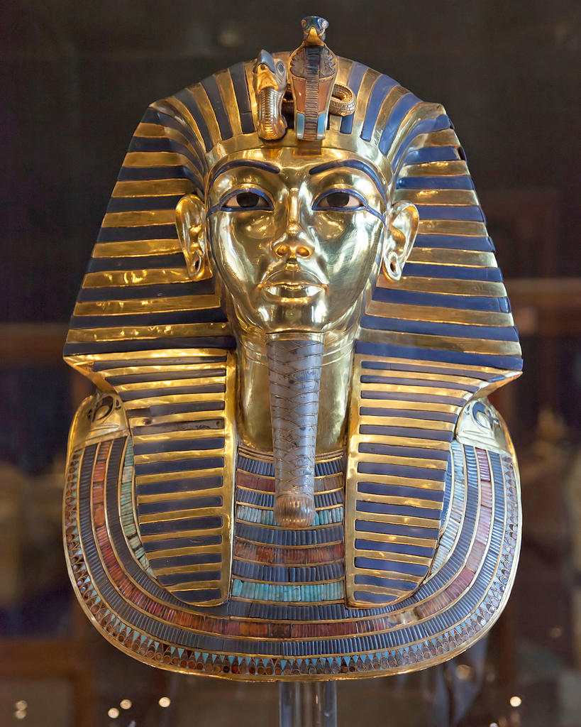 Masque funéraire de Toutankhamon. Or et pierres semi-précieuses. XIVe siècle avant notre ère. 