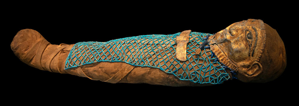 Nourrisson égyptien momifié décédéentre 6 à 9 mois. Égypte, entre le IIIe et le Ier siècle avant notre ère. Paris, musée de l'Homme.