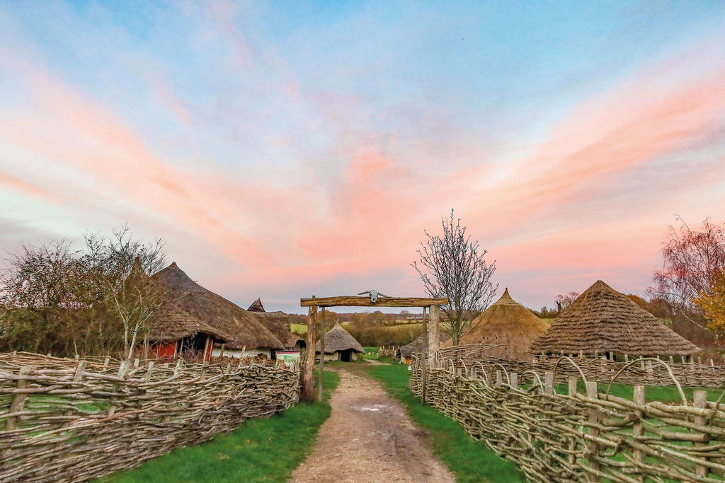 Proposition de restitution d’un village de l’Âge du fer à Butser Farm (Angleterre) en 2020.