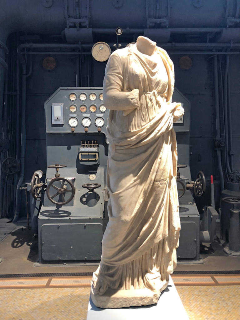 Une sculpture dans la salle emblématique de la Centrale Montemartini. 