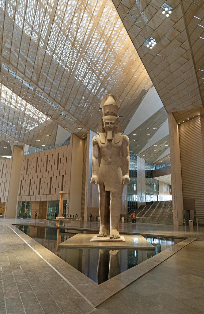 Statue colossale du pharaon Ramsès II. 