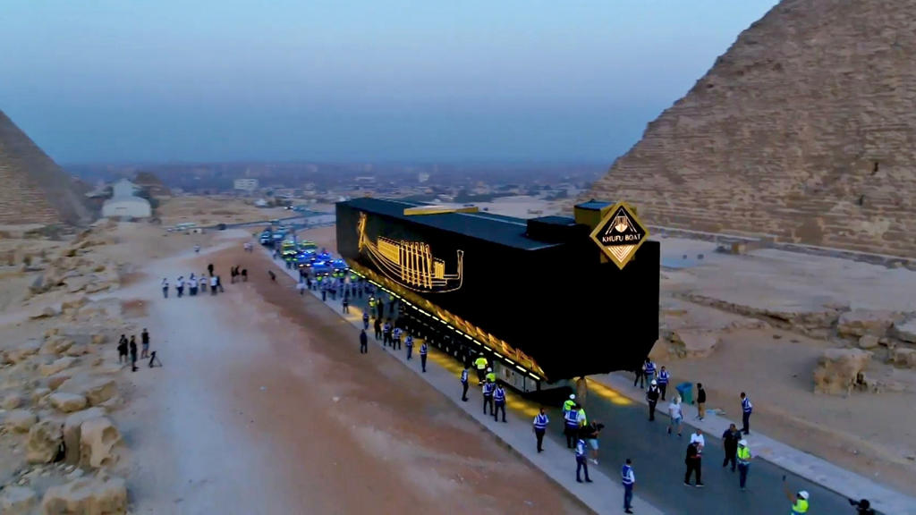 Transport de la barque funéraire de Khéops entre Le Caire et le Grand Musée égyptien en 2021. 