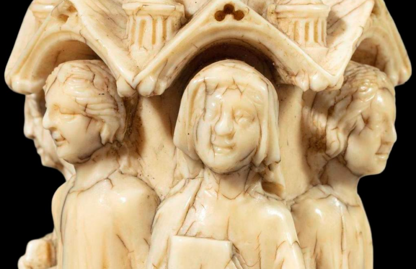 Grain de rosaire terminal en ivoire sculpté avec d’infimes traces de polychromie, figurant le Christ et les cinq femmes de la généalogie de Jésus (détail). Paris ou Rhin supérieur, premier quart du XIVe siècle. 8,7 x 5 cm ; poids brut : 139,4 g.