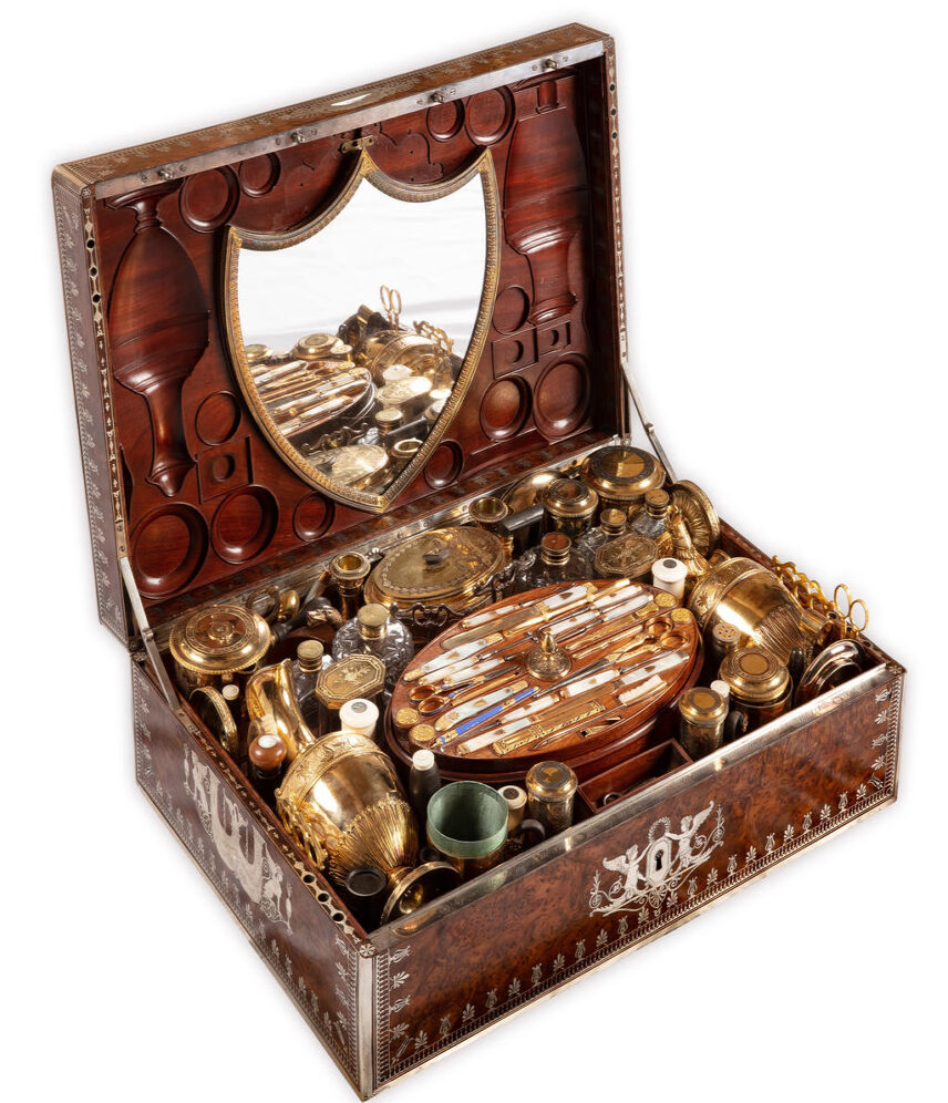 Martin-Guillaume Biennais (1764-1843), coffret de voyage offert par Napoléon Iᵉʳ à Stéphanie de Beauharnais pour son mariage avec le prince de Bade. Argent doré, bronze doré, cuivre, porcelaine, cristal taillé, écaille, ivoire, acajou, 18,5 x 57 x 40 cm. Monaco, collection du Palais princier de Monaco.