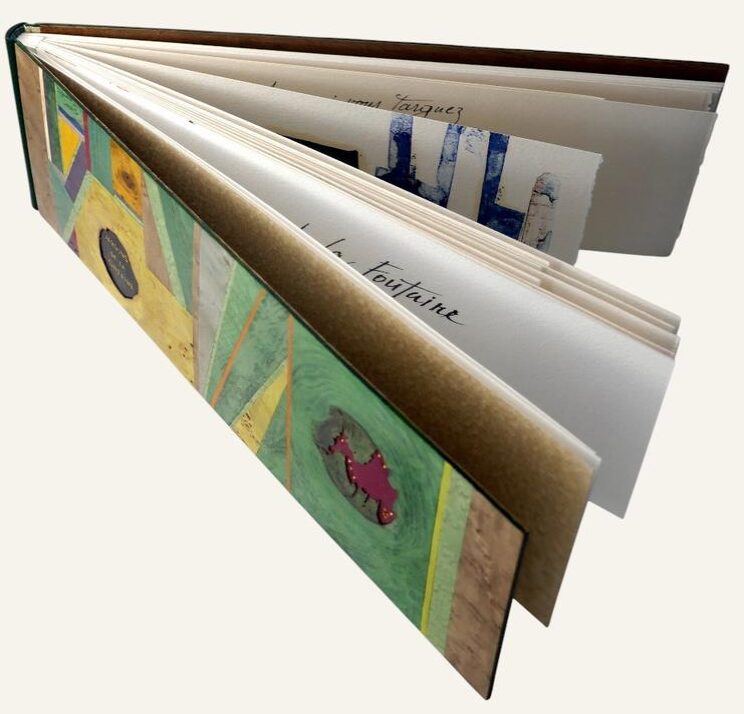 Reliure de Laurence Larrieu (France) sur Jardins de la Fontaine de Bernard Pignero, ill. de Robert Lobet. Reliure Bradel suisse format paysage avec dos cuir et plats rapportés en bois mosaïqué à l’extérieur et noyer sur le contreplat, plats couverts de mosaïque de bois teintés de diverses essences et d’incrustations cuir, gardes volantes en papier fait main par Ruscombe Paper Mill, unicus.