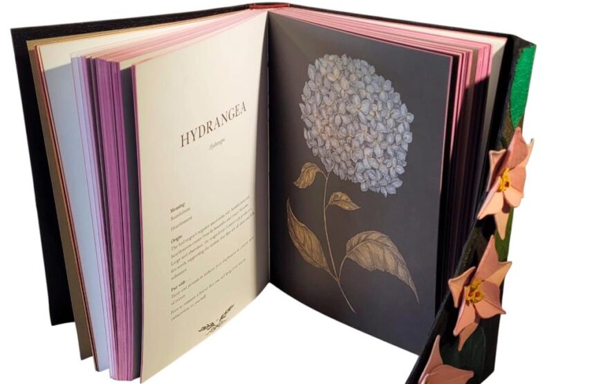 Reliure de María Isabel Arenas (Chili) sur Floriography de Jessica Roux. Reliure double en cuir souple avec coutures françaises, reliefs et mosaïques tridimensionnelles.