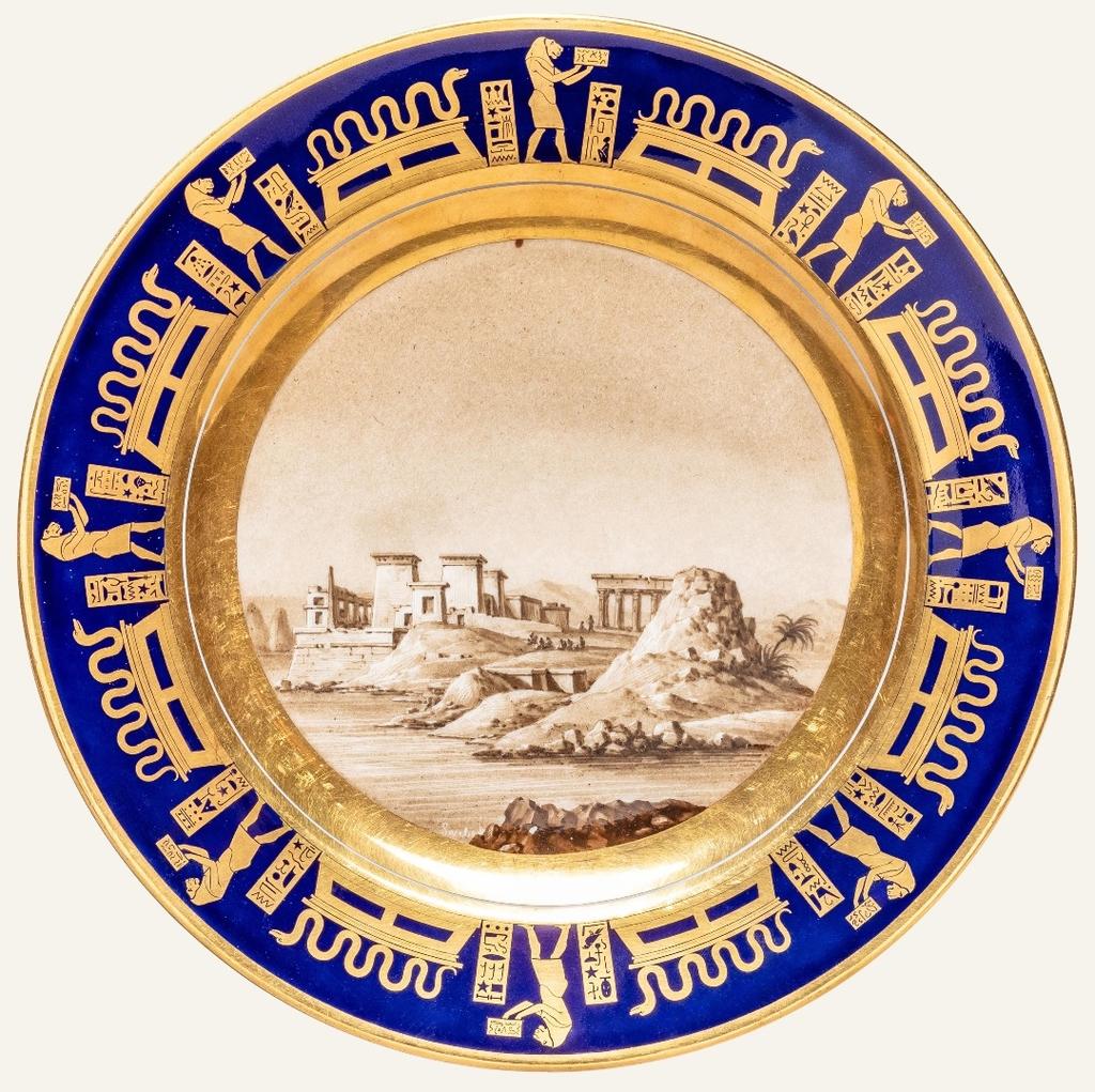 Sèvres, 1811-1812. Porcelaine, peinture en gris, signée Swebach, fond beau bleu, hiéroglyphes stylisés dorés, marque en rouge de Sèvres et date 1811 et 28. D. 23,5 cm. Vente Paris, Sotheby’s, 25 juin 2025. Estimé : 80 000/120 000 €. Adjugé : 60 960 € (frais inclus).