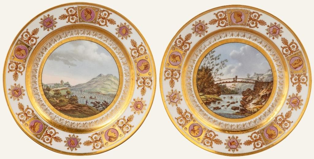 Sèvres, 1811. Porcelaine dure, peinture, impression transfert, dorure. Marque au pinceau rouge Manufacture Impériale de Sèvres, date 1811, marque de doreur RM, divers numéros et lettres en creux. D. 23,5 cm. Vente Paris, Sotheby’s, 25 juin 2025. Estimé : 12 000/18 000 €. Préempté pour 24 130 € (frais inclus) par le musée national des châteaux de Malmaison et de Bois-Préau.