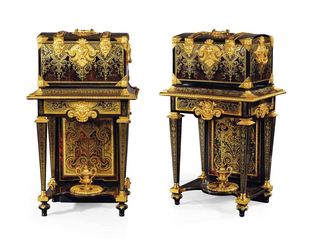 Attribué à André-Charles Boulle (1642-1732), paire de coffres sur piètement. Marqueterie Boulle d’écaille de tortue, étain, laiton et ornementation de bronze ciselé et doré, H. 118 et 119 cm. Collection particulière. 