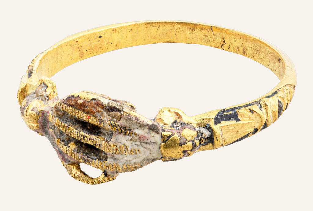 Bague foi, Paris, vers 1560-1600. Or émaillé, 2,3 x 0,6 x 2 cm. Écouen, musée national de la Renaissance – château d’Écouen. 