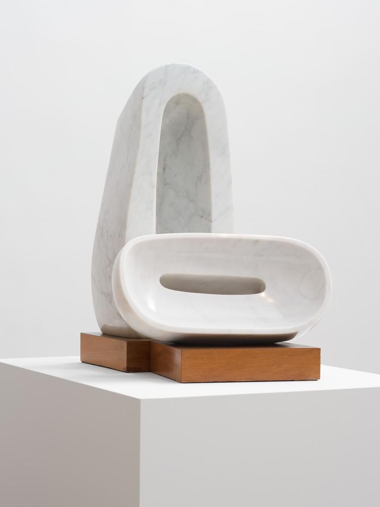 Vue de l’exposition, avec Enfant et mère, 1972. Marbre, 90 x 46 x 79 cm. Wakefield Council Permanent Art Collection (The Hepworth Wakefield). 