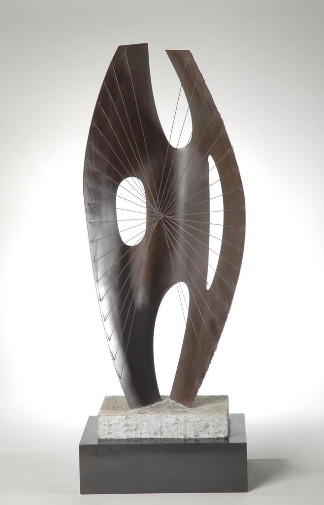 Barbara Hepworth (1903-1975), Maquette pour Figure ailée, 1957. Laiton, Isopon et fils métalliques sur base en béton, 55,9 x 24 x 27 cm. Wakefield Council Permanent Art Collection (The Hepworth Wakefield). 