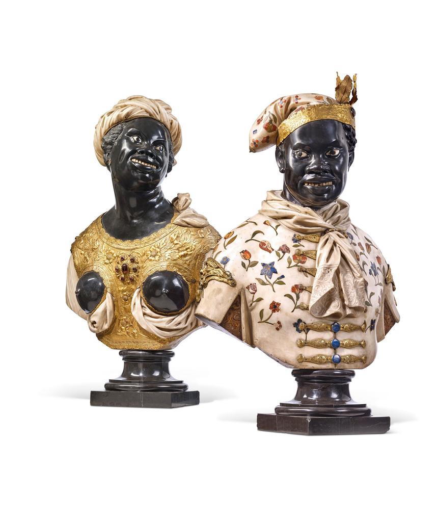 Deux bustes de Maures, Italie, fin du XVIIe ou début du XVIIIe siècle. Marbres noirs et blancs, incrustation de marbres et de pierres dures, nacre, cuivre repoussé et doré, H. 77 cm ; L. 62 et 64 cm. Collection particulière. 